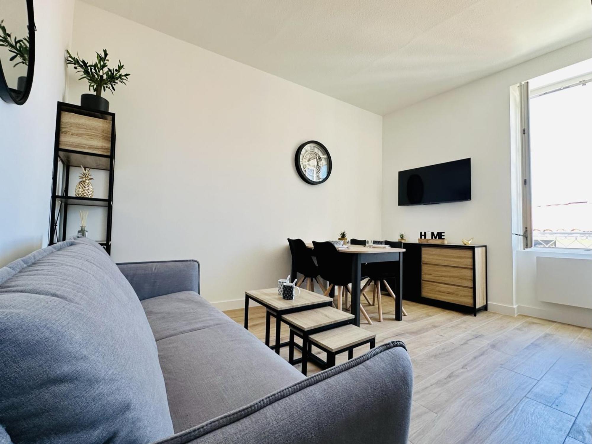 Apartment Renove Et Idealement Situe Dans Le Centre Des Sables Dolonne 2 Pers